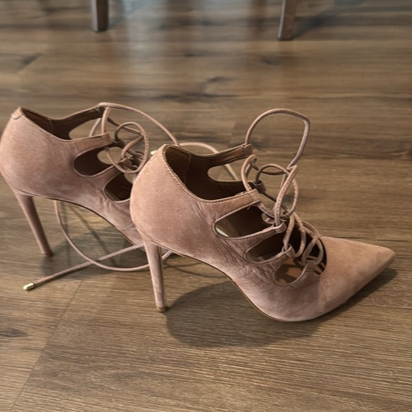 Woman's Tan Steve Madden Pointed Toe, Lace Up Heels. Size 8 - Picture 6 of 8